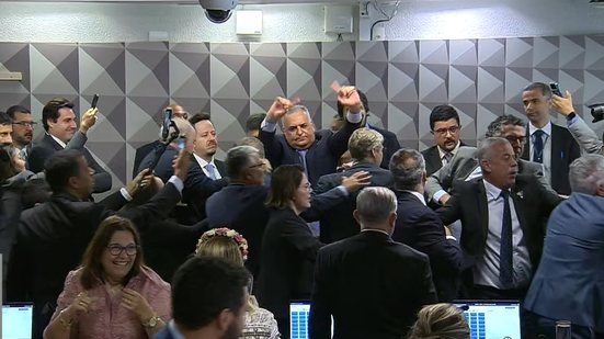 A sessão, que registrou 7 votos contrários aos requerimentos, terminou em confusão generalizada - Reprodução/TV Senado
