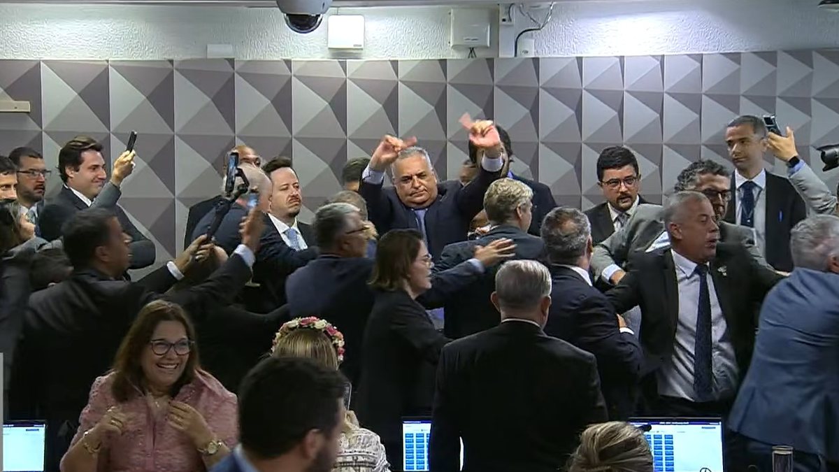 A sessão, que registrou 7 votos contrários aos requerimentos, terminou em confusão generalizada - Reprodução/TV Senado
