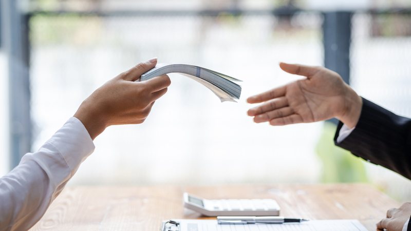 Segundo a Serasa, o crédito é essencial no fluxo de caixa das famílias - Envato