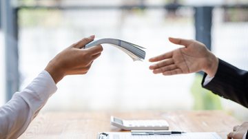 Segundo a Serasa, o crédito é essencial no fluxo de caixa das famílias - Envato