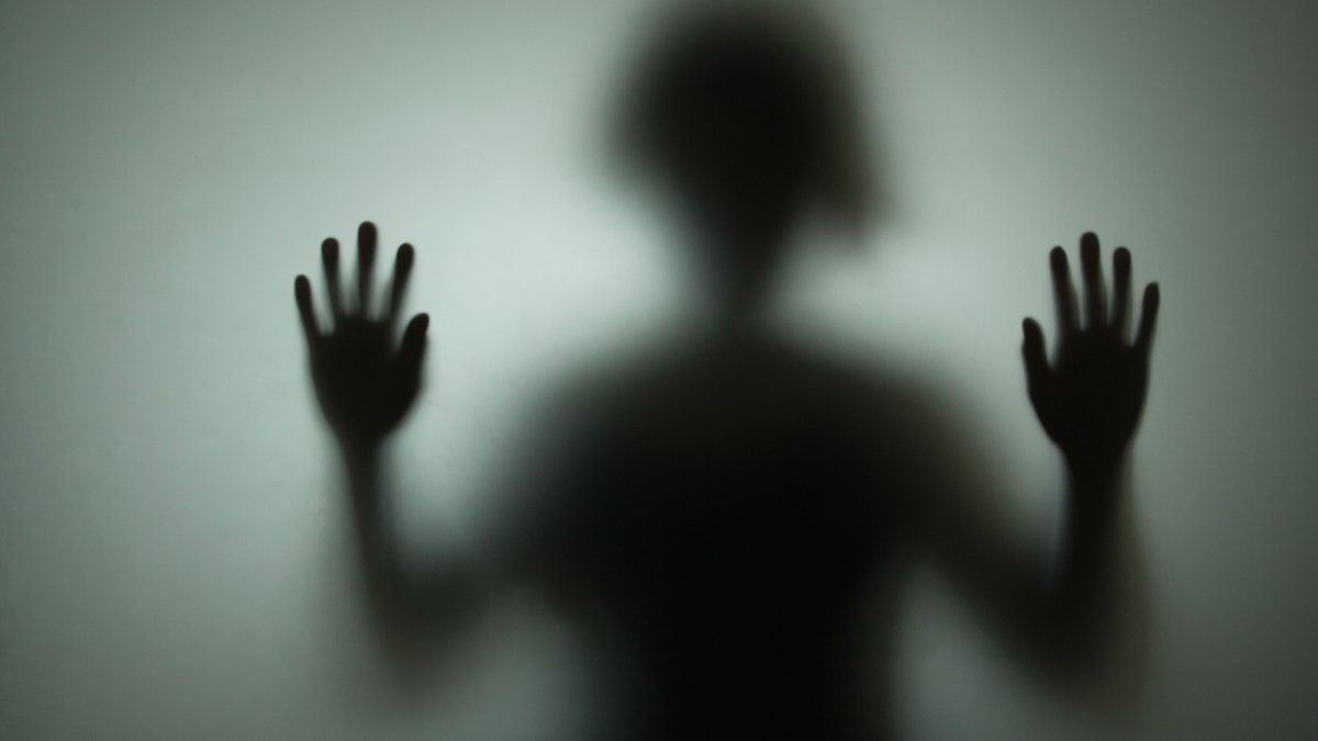 A "Exceção Romeu e Julieta" sustenta a exclusão do crime de estupro de vulnerável quando há relacionamento amoroso consensual - Envato