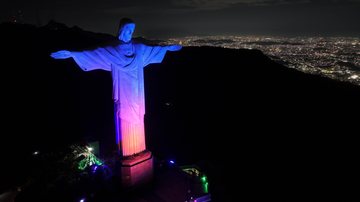 Cristo Redentor iluminado com as cores da Internet, na comemoração do Dia da Internet Segura 2025 - Divulgação: Santuário Cristo Redentor
