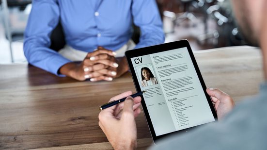 A capacidade de transmitir valor de forma imediata em uma seleção pode significar o descarte ou a entrevista de emprego - Envato