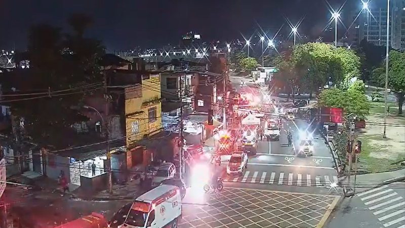 Duas pessoas soterradas após o desabamento, uma mulher e a filha de 7 anos, foram resgatadas na manhã desta segunda-feira, 2 - Reprodução/X/@OperacoesRio