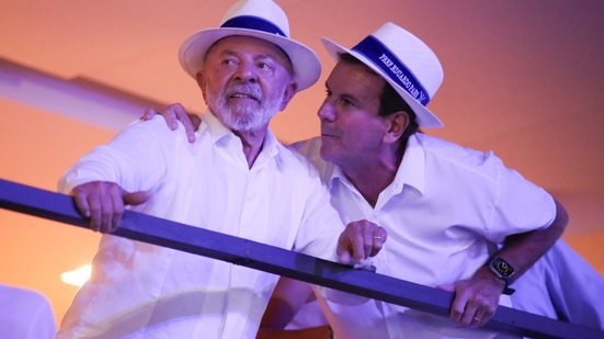 O presidente Luiz Inácio Lula da Silva e o prefeito do Rio, Eduardo Paes, acompanham o desfile da Acadêmicos de Niterói - João Salles/Enquadrar/Estadão Conteúdo