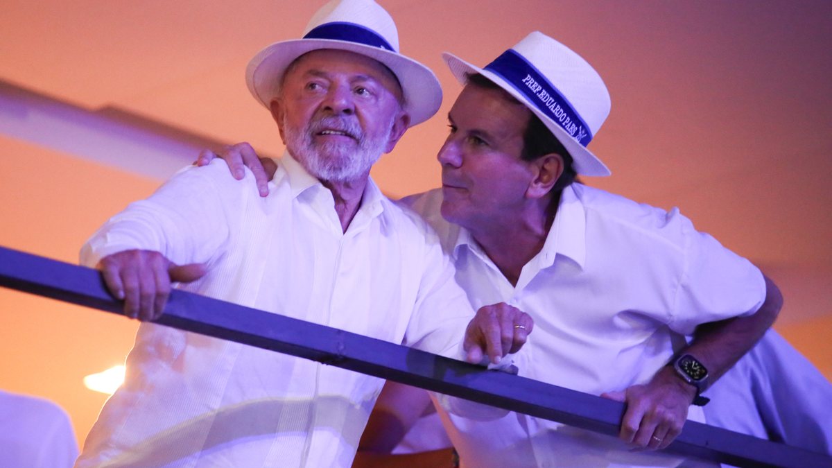 O presidente Luiz Inácio Lula da Silva e o prefeito do Rio, Eduardo Paes, acompanham o desfile da Acadêmicos de Niterói - João Salles/Enquadrar/Estadão Conteúdo