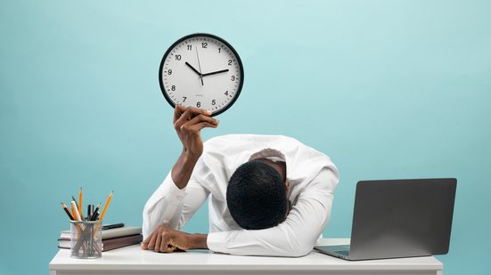 No Brasil, 21 milhões de trabalhadores cumprem jornada superior às 44 horas semanais em empregos formais - Envato