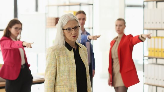 Trabalhadores mais velhos ainda enfrentam barreiras no mercado - Adobe Stock