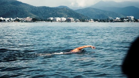 No desafio, iniciado em maio, Fabienne Guttin nadava 10 quilômetros por dia para conseguir completar o percurso em 7 dias - Divulgação / Pollen Studios