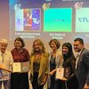 Os premiados na categoria Iniciativas Jornalísticas, com Sílvia Araújo e Thiago Sabino, do Viva (à direita) - Ana Mello