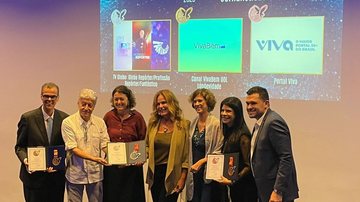 Os premiados na categoria Iniciativas Jornalísticas, com Sílvia Araújo e Thiago Sabino, do Viva (à direita) - Ana Mello