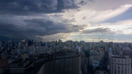 Inmet manteve e atualizou os avisos que indicam risco de tempestades - Adobe Stock