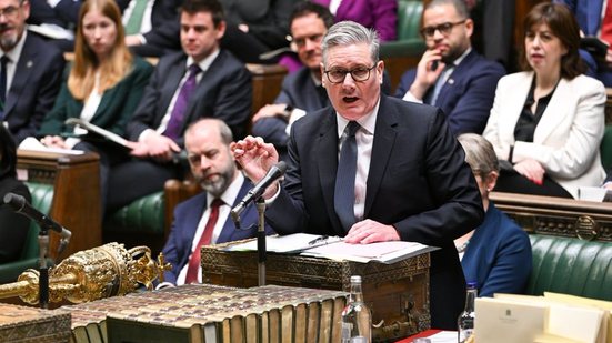 Starmer (centro) perdeu o apoio de parlamentares trabalhistas após revelações sobre o caso Epstein - Reprodução/X via @HouseofCommons