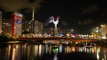 Na última quarta-feira (11), o tradicional ritual do Galo da Madrugada se repetiu mais uma vez - Marcos Pastich/PCR