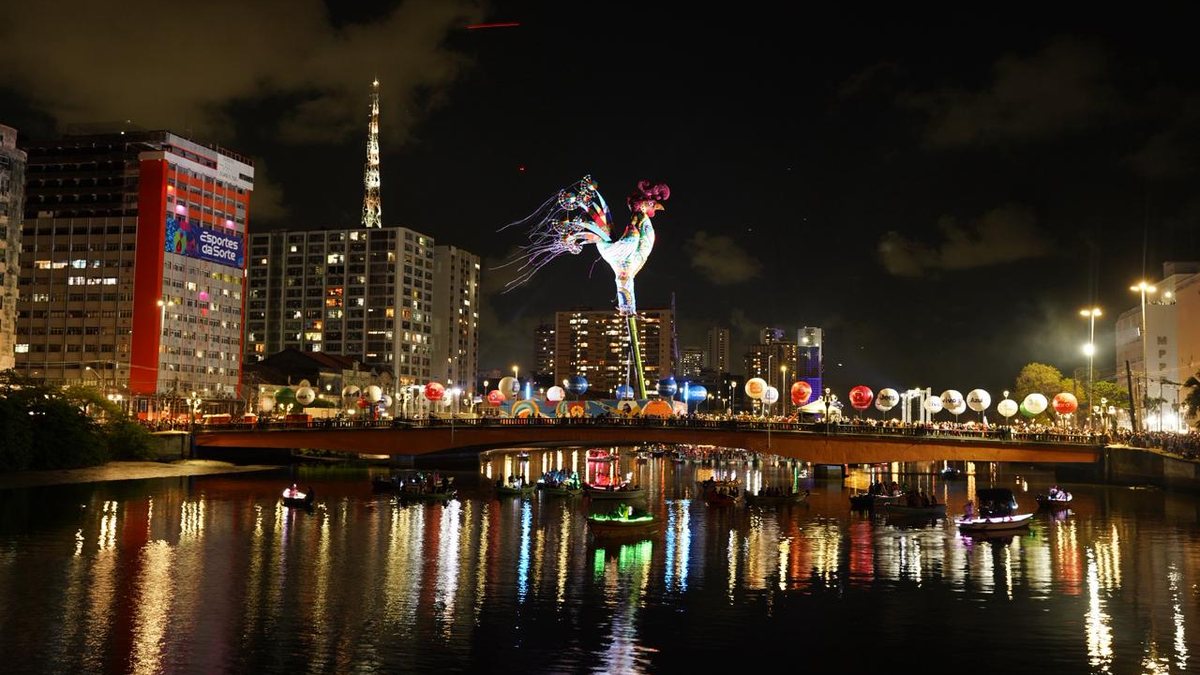 Na última quarta-feira (11), o tradicional ritual do Galo da Madrugada se repetiu mais uma vez - Marcos Pastich/PCR