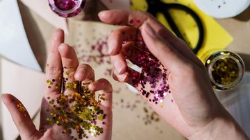 Glitter: como limpar roupas, móveis e casa sem espalhar ainda mais brilho