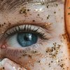 Glitter pode causar dor e desconforto quando as partículas não são removidas corretamente do olho - Banco de Imagens / Pexels