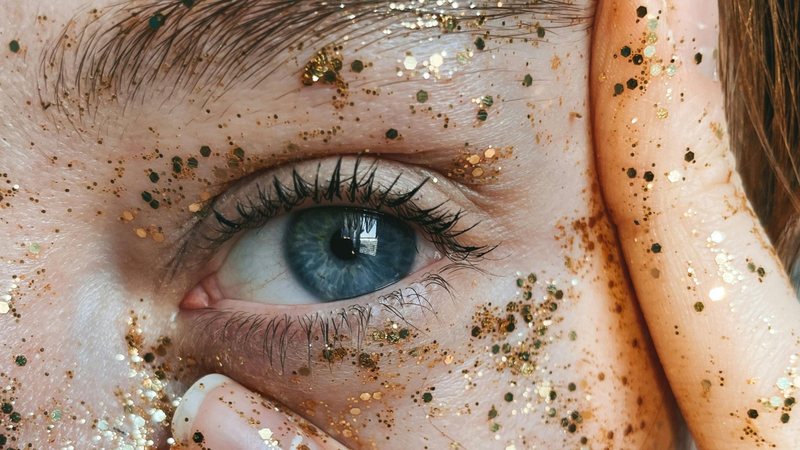 Glitter pode causar dor e desconforto quando as partículas não são removidas corretamente do olho - Banco de Imagens / Pexels
