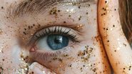 Glitter pode causar dor e desconforto quando as partículas não são removidas corretamente do olho - Banco de Imagens / Pexels
