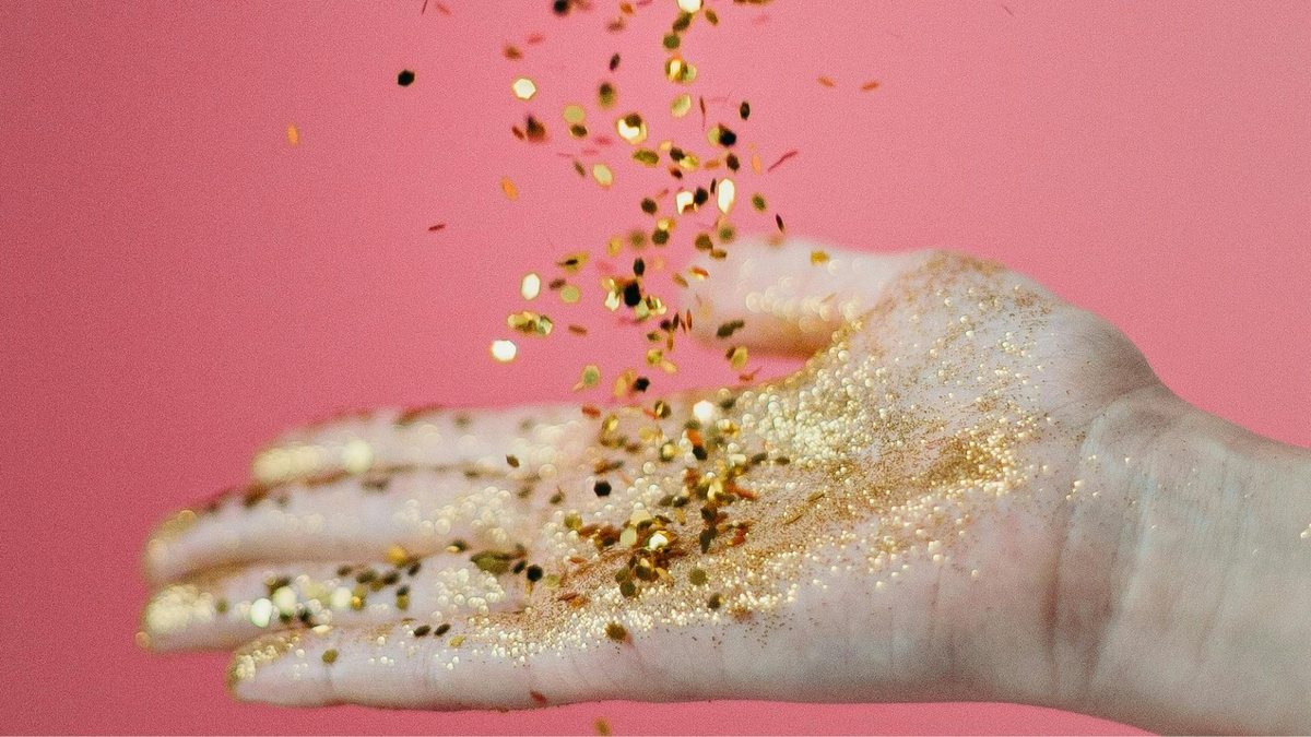Glitter deve ser aliado ao protetor solar para evitar danos à pele no Carnaval - Pexels