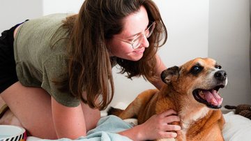 Gordo em casa com sua nova tutora, Luísa - Acervo / SMS