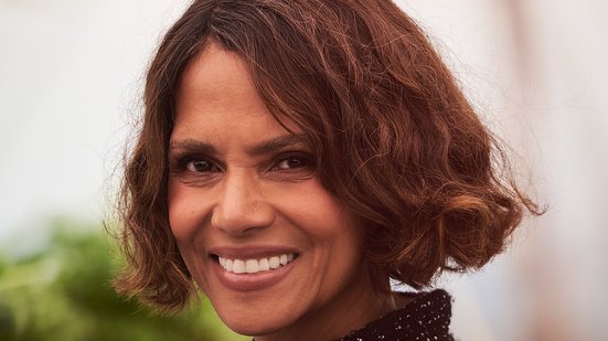 Halle Berry ganhou Oscar de Melhor Atriz em 2002, mas diz que o prêmio não ajudou sua carreira e que Hollywood era mais preconceituosa na época - Wikimedia Commons
