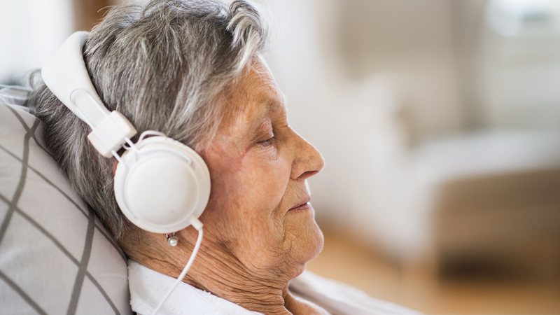 A música tem poder terapêutico eficiente, embora momentâneo, em pacientes com quadros demenciais - Envato