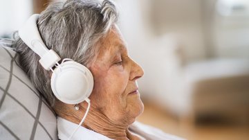A música tem poder terapêutico eficiente, embora momentâneo, em pacientes com quadros demenciais - Envato
