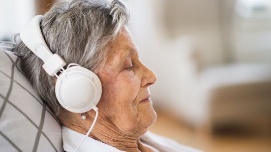 A música tem poder terapêutico eficiente, embora momentâneo, em pacientes com quadros demenciais - Envato