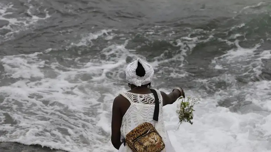 É tradição religiosa fazer oferendas para Iemanjá como agradecimento - Fernando Frazão/Agência Brasil