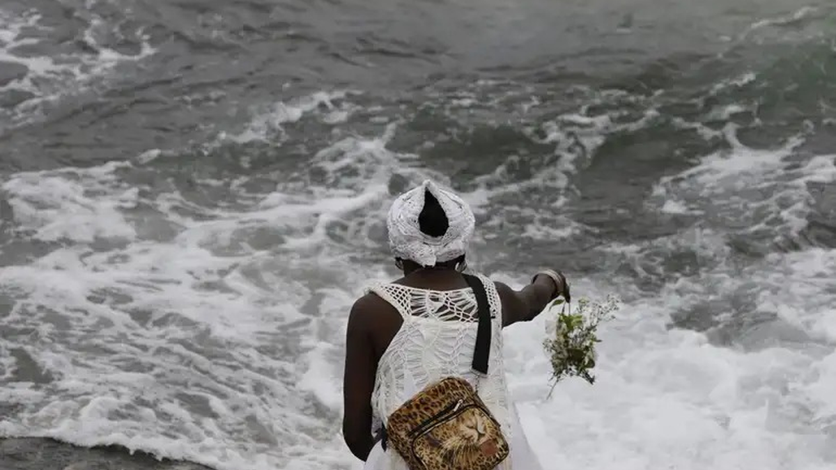 É tradição religiosa fazer oferendas para Iemanjá como agradecimento - Fernando Frazão/Agência Brasil