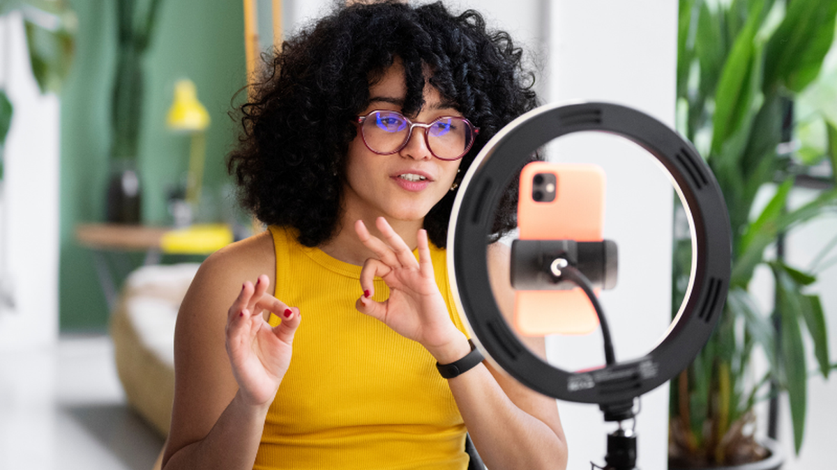 Para alguém que deseja começar a atuar como influenciador, a principal mudança trazida pela nova lei é a necessidade de qualificação formal - Freepik