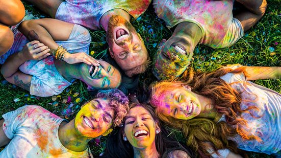 A adolescência é um período de transição, quando o jovem começa a se afastar gradualmente da proteção constante dos pais - Adobe Stock