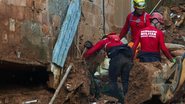 Bombeiros e voluntários realizam buscas por vítimas em Juiz de Fora - Pedro Kirilos/Estadão Conteúdo