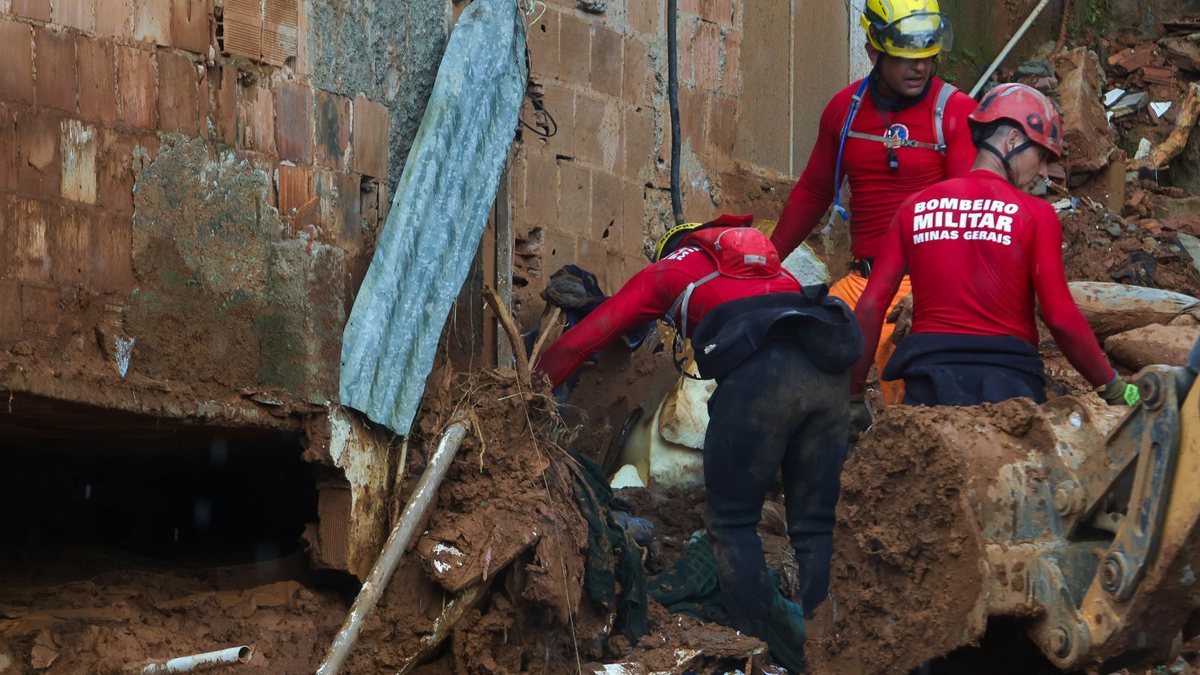 Bombeiros e voluntários realizam buscas por vítimas em Juiz de Fora - Pedro Kirilos/Estadão Conteúdo