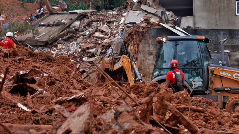 Escavadeira faz a remoção de destroços após chuva recorde causar desmoronamentos em Juiz de Fora - Tânia Rêgo / Agência Brasil