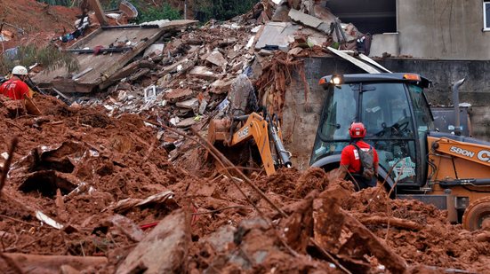 Escavadeira faz a remoção de destroços após chuva recorde causar desmoronamentos - Tânia Rêgo/Agência Brasil