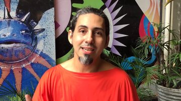 Leopoldo Nóbrega é o artista plástico responsável pela escultura do Galo da Madrugada - Reprodução - YouTube