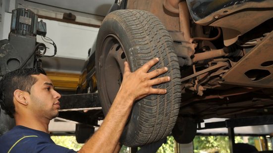 A revisão feita por um especialista é fundamental para quem pretende pegar estrada neste Carnaval - Elza Fiúza/Agência Brasil