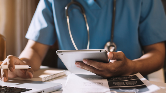 Quando pessoas de verdade sentaram para conversar com as IAs para tentar desvendar o problema, o índice de acerto despencou para menos de 35% - Adobe Stock