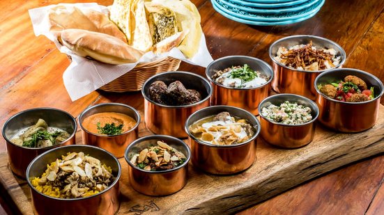 Com sua cozinha libanesa, o restaurante Saj apresenta um menu extenso e autêntico, para explorar sem pressa durante os dias de Carnaval - Vitor Neves