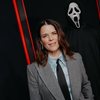 Com 52 anos, Neve Campbell assume novamente o papel de Sidney Prescott, que agora é mãe e tenta proteger sua filha - Reprodução/Instagram/@nevecampbell