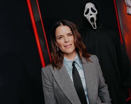 Com 52 anos, Neve Campbell assume novamente o papel de Sidney Prescott, que agora é mãe e tenta proteger sua filha - Reprodução/Instagram/@nevecampbell