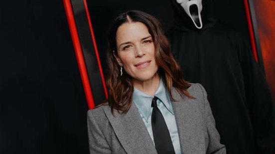 Com 52 anos, Neve Campbell assume novamente o papel de Sidney Prescott, que agora é mãe e tenta proteger sua filha - Reprodução/Instagram/@nevecampbell