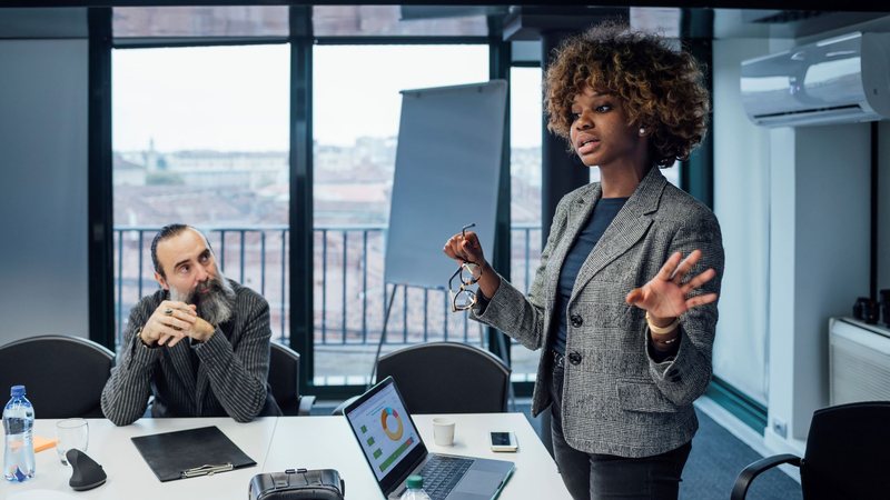 Quem se expressa bem parece mais seguro, preparado e confiável e isso pode ajudar a aumentar a credibilidade profissional - Envato