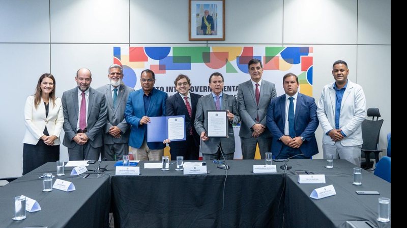 Ministro do Trabalho, Luiz Marinho (4º da direita para esquerda), no evento de anúncio da adesão da Ambev - Matheus Itacaramby / Agência Brasil