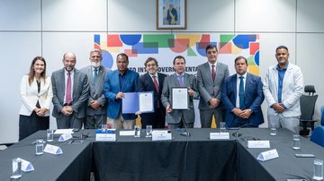 Ministro do Trabalho, Luiz Marinho (4º da direita para esquerda), no evento de anúncio da adesão da Ambev - Matheus Itacaramby / Agência Brasil