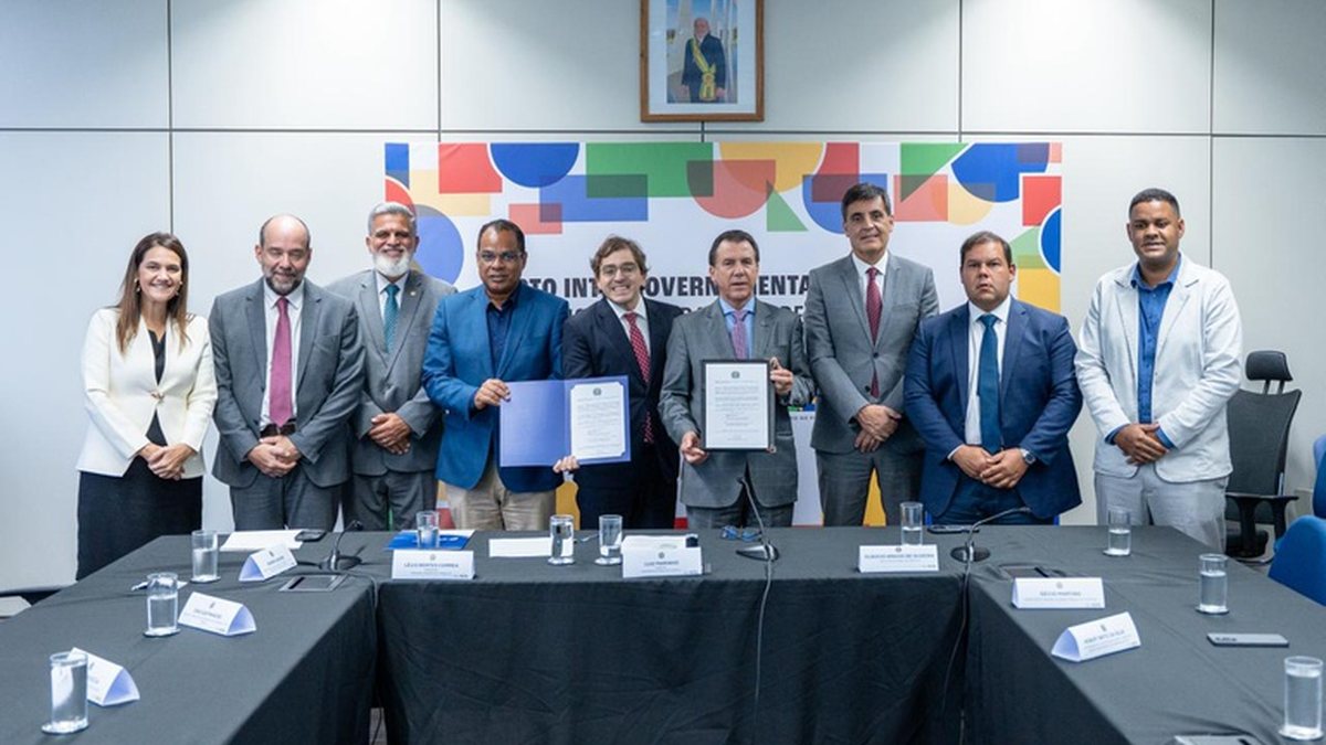 Ministro do Trabalho, Luiz Marinho (4º da direita para esquerda), no evento de anúncio da adesão da Ambev - Matheus Itacaramby / Agência Brasil