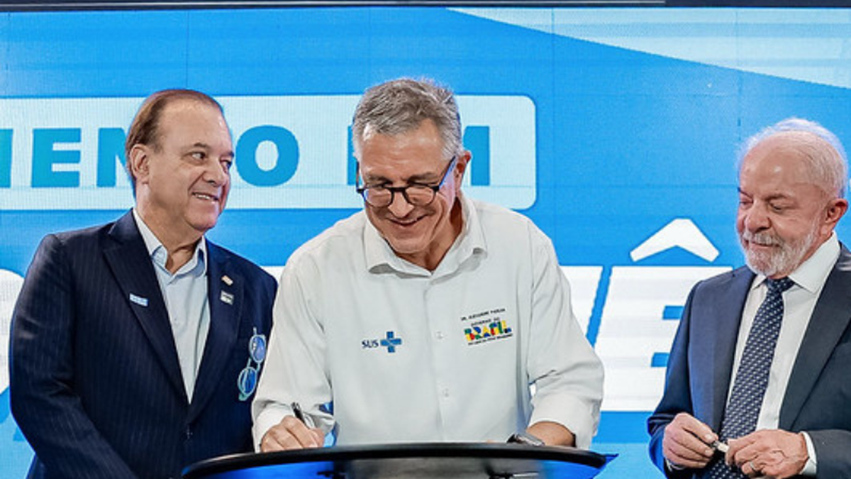 O ministro Alexandre Padilha ao lado do presidente Lula e do secretário de Estado da Saúde, Eleuses Paiva - Ricardo Stuckert/PR