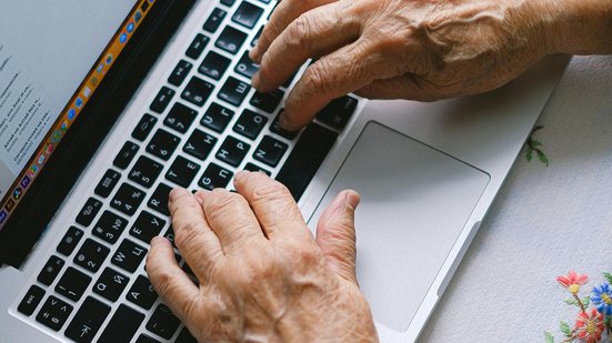 Curso tem 100 horas de duração e é direcionado a profissionais da saúde ou pessoas interessadas no tema do processo de envelhecimento - Pexels/Anna Shvets